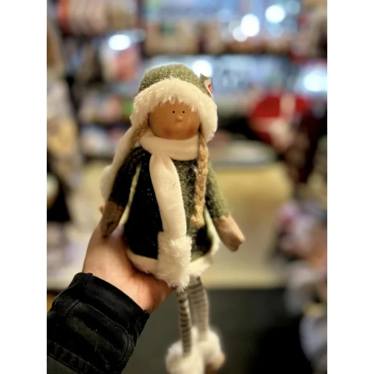 Lógó lábú zöld ruhás kislány - Ajándék ötlet karácsonyra