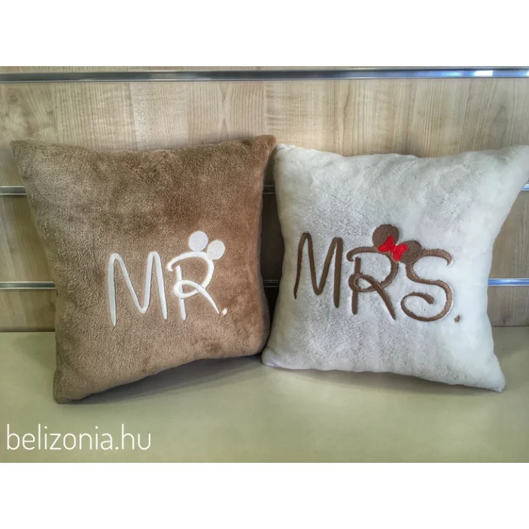 Hímzett Mr. és Mrs. páros párna - vajszínű és barna mintás
