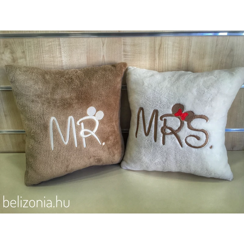 Hímzett Mr. és Mrs. páros párna - vajszínű és barna mintás