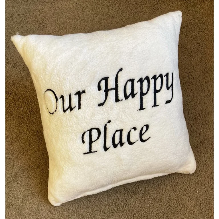 Hímzett párna - Our Happy Place krémszínű