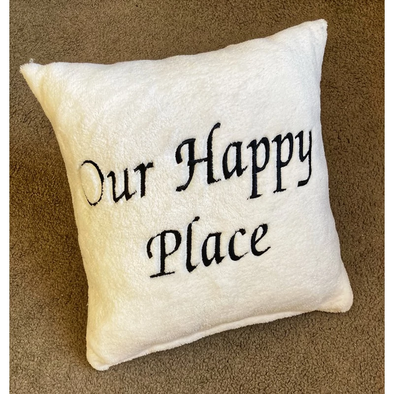 Hímzett párna - Our Happy Place krémszínű