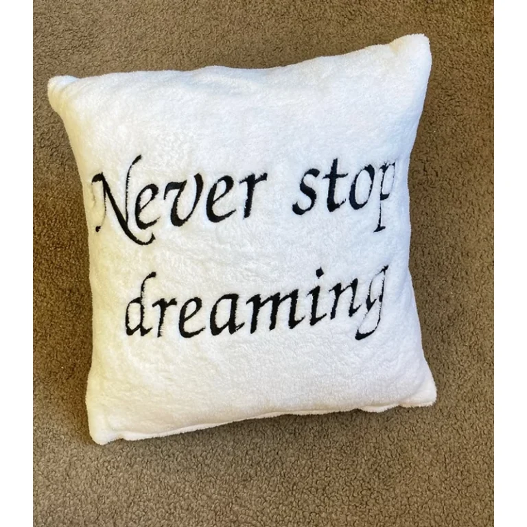 Hímzett párna - Never stop dreaming fehér