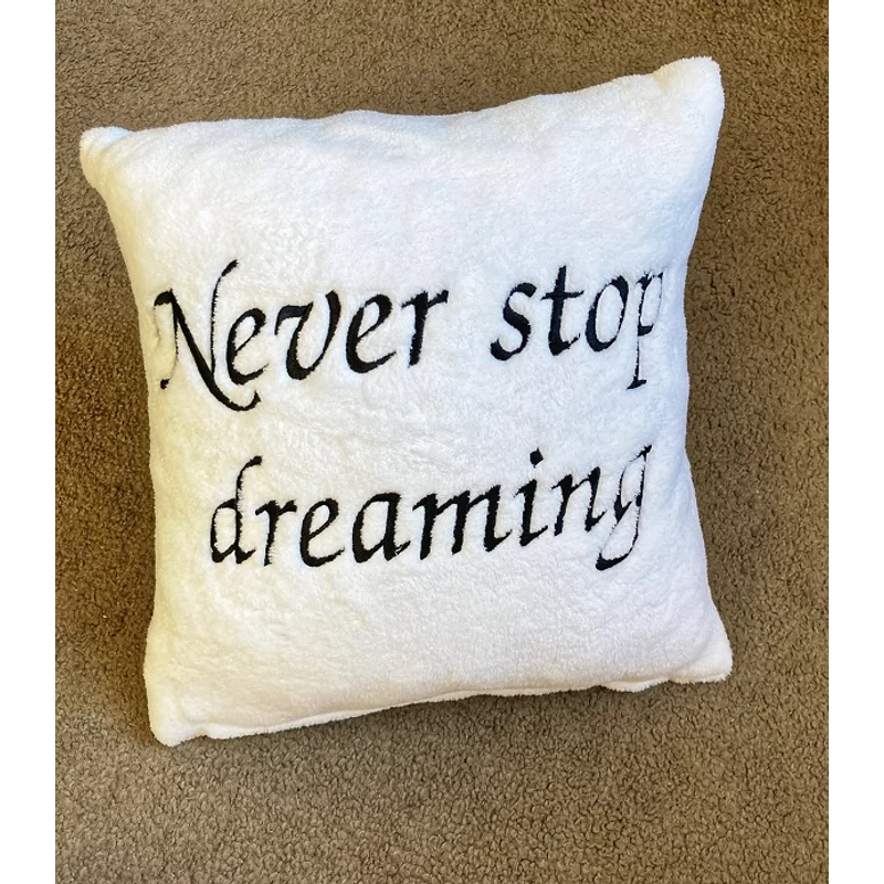 Hímzett párna - Never stop dreaming fehér