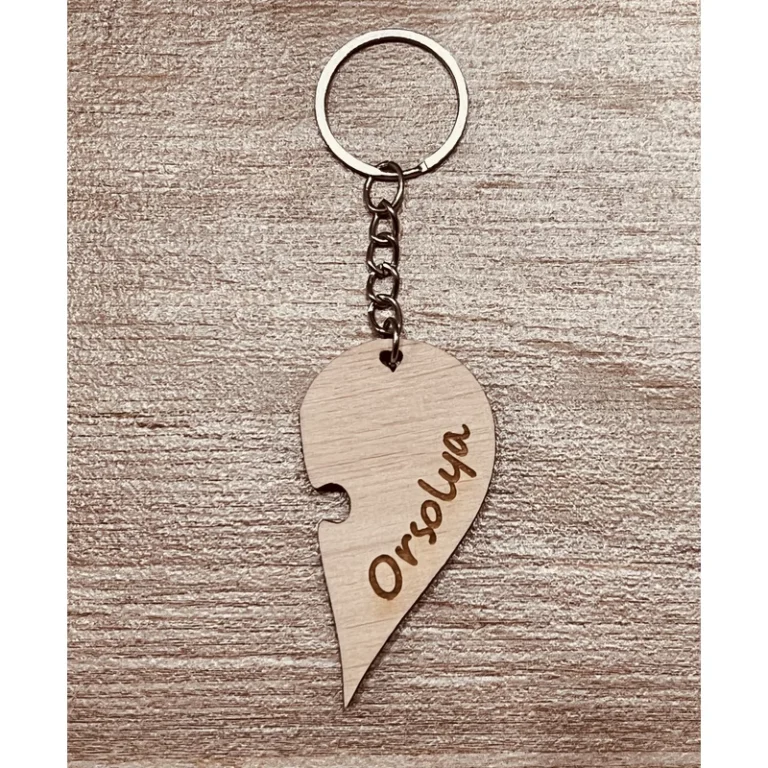 Gravírozott neves fa kulcstartó - Orsolya