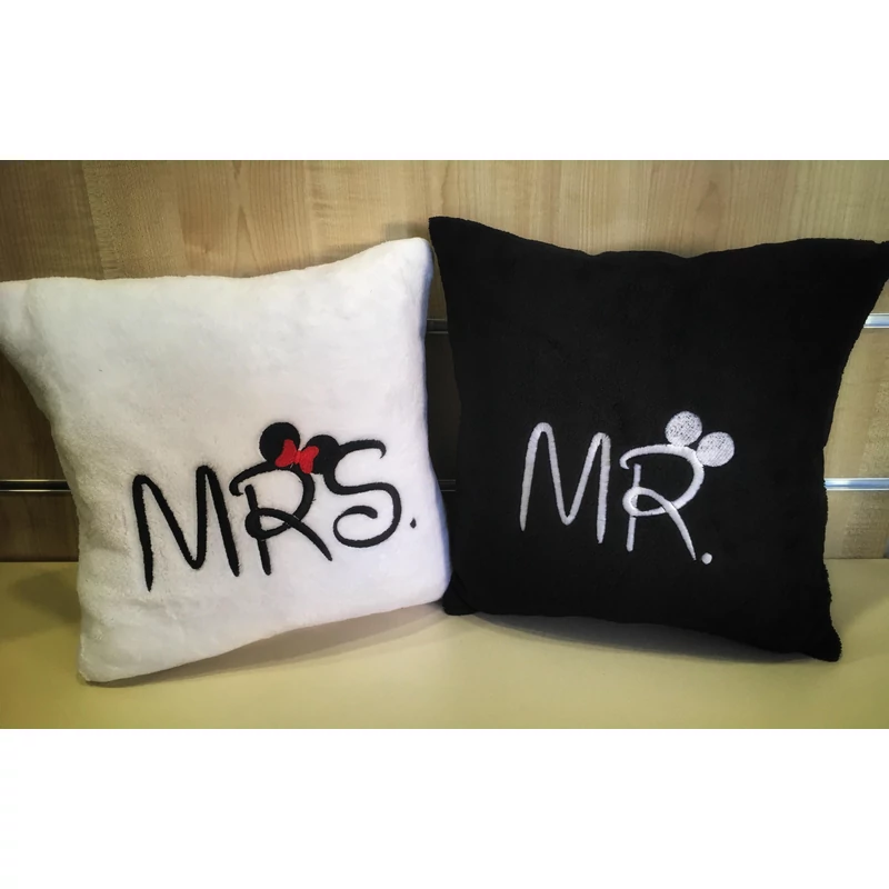 Hímzett Mr. és Mrs. páros párna - fekete fehér mintás